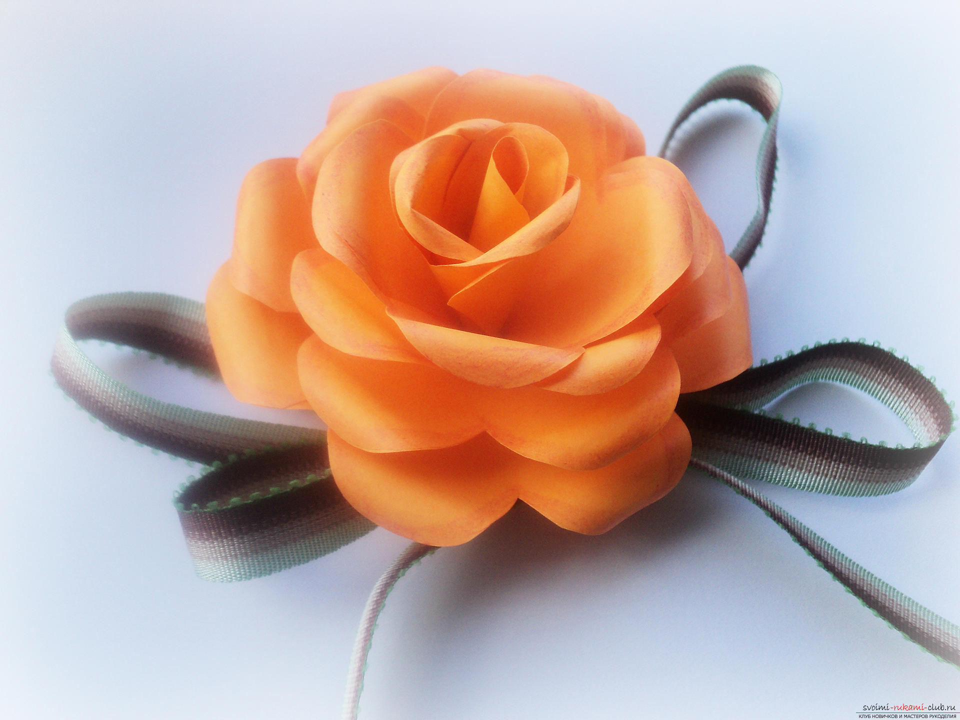 По нашему подробному мастер-классу с фото вы научитесь делать цветы своими руками – бумажные розы.. Фото №1